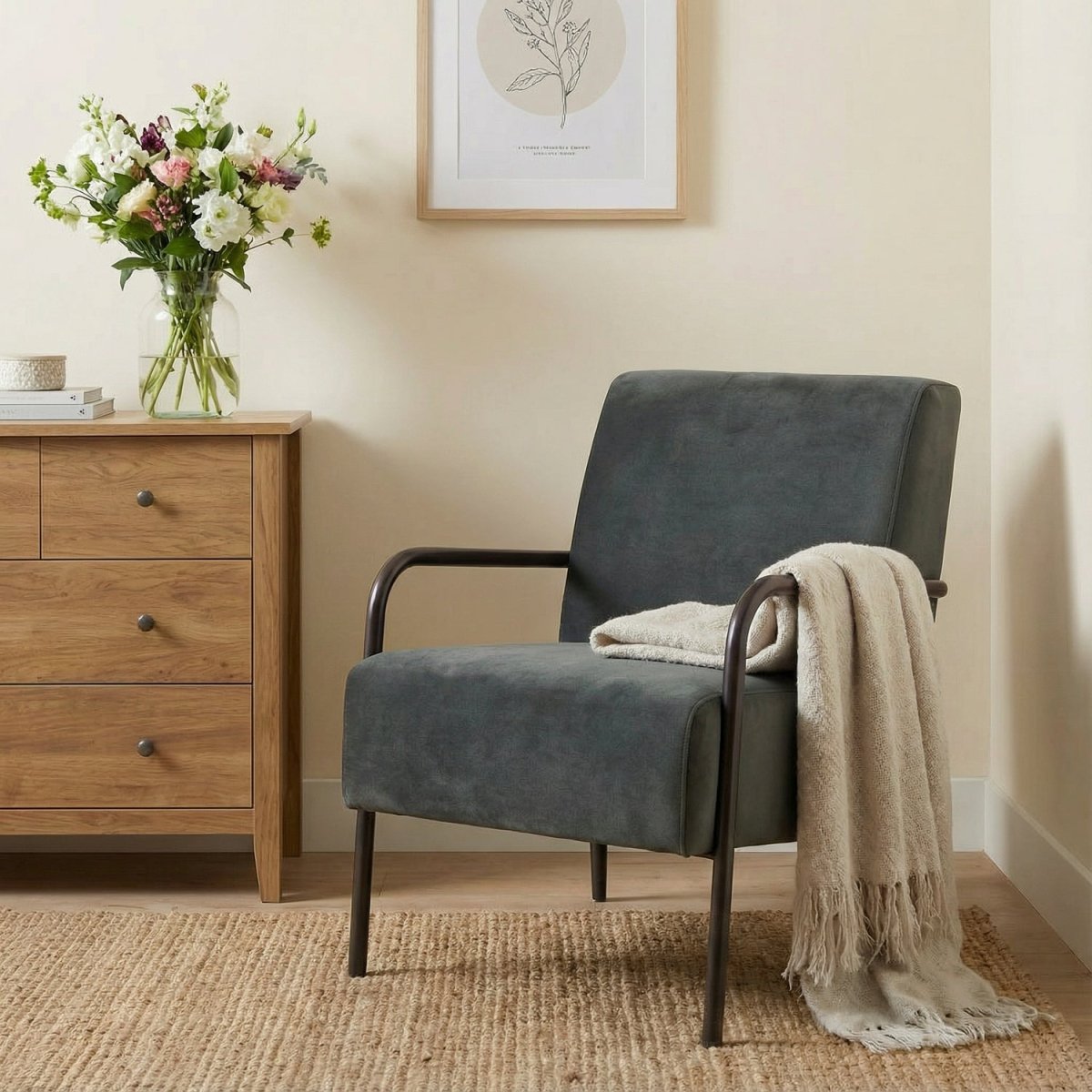 DAGTIND | כורסה מודרנית מרופדת בבד אריג קטיפתי בשילוב מתכת - KUALA