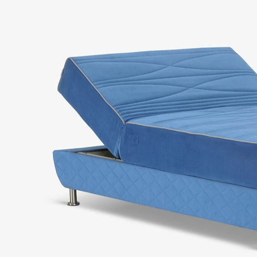 LANDO | מיטה וחצי מתכווננת חשמלית בגוון כחול, עם תיפורי קדר