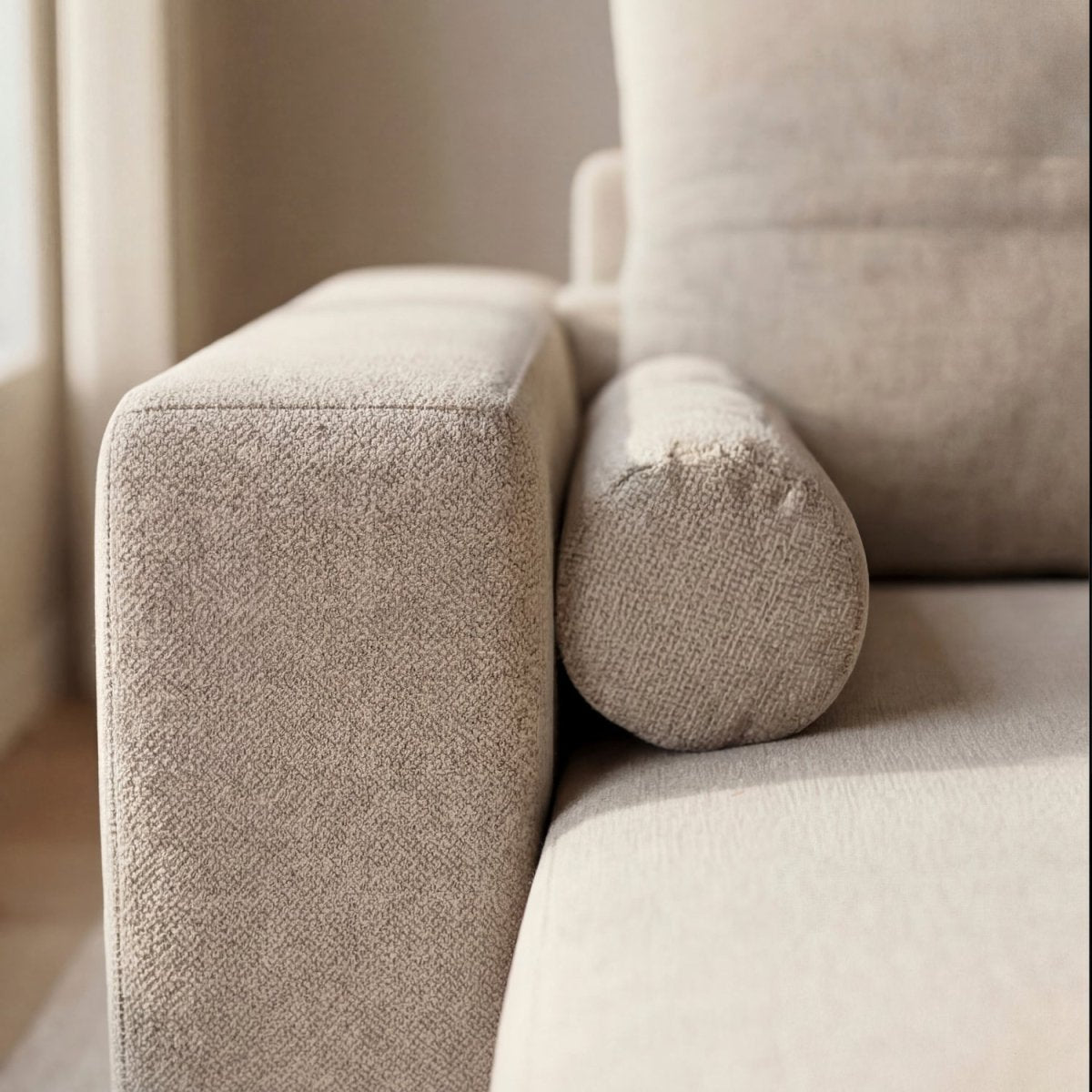 EDDAL | ספת שזלונג מודרנית מרופדת בבד אריג - KUALA