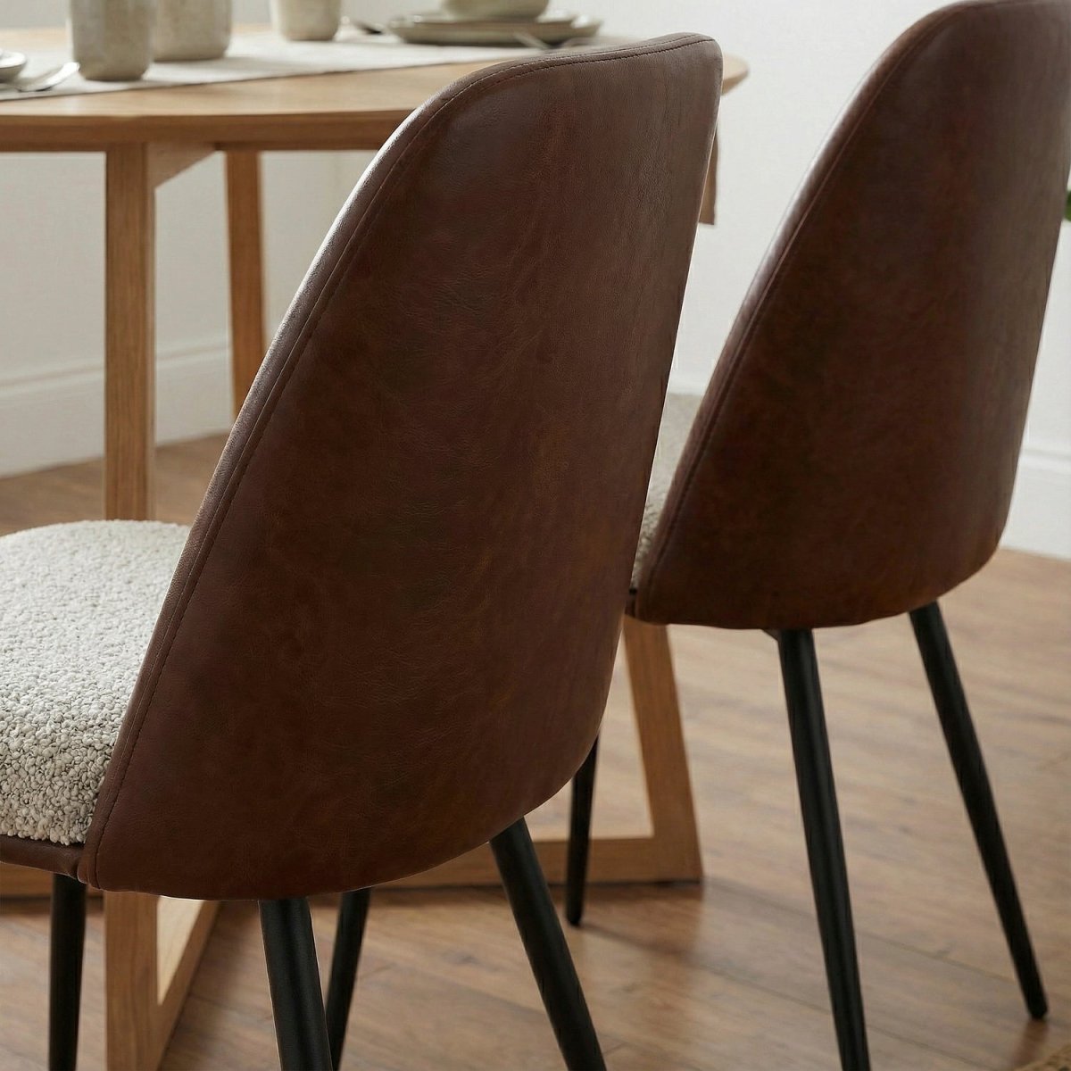 LINNRO | כיסא אוכל מרופד בבד דמוי עור בשילוב בד אריג ומתכת - KUALA