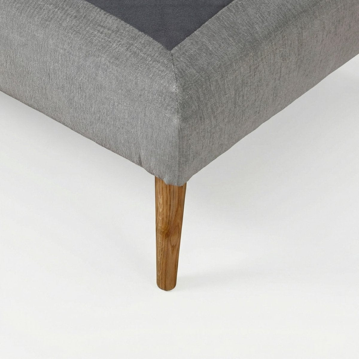 PALO | מיטה זוגית מרופדת בבד אריג עם רגלי עץ - KUALA