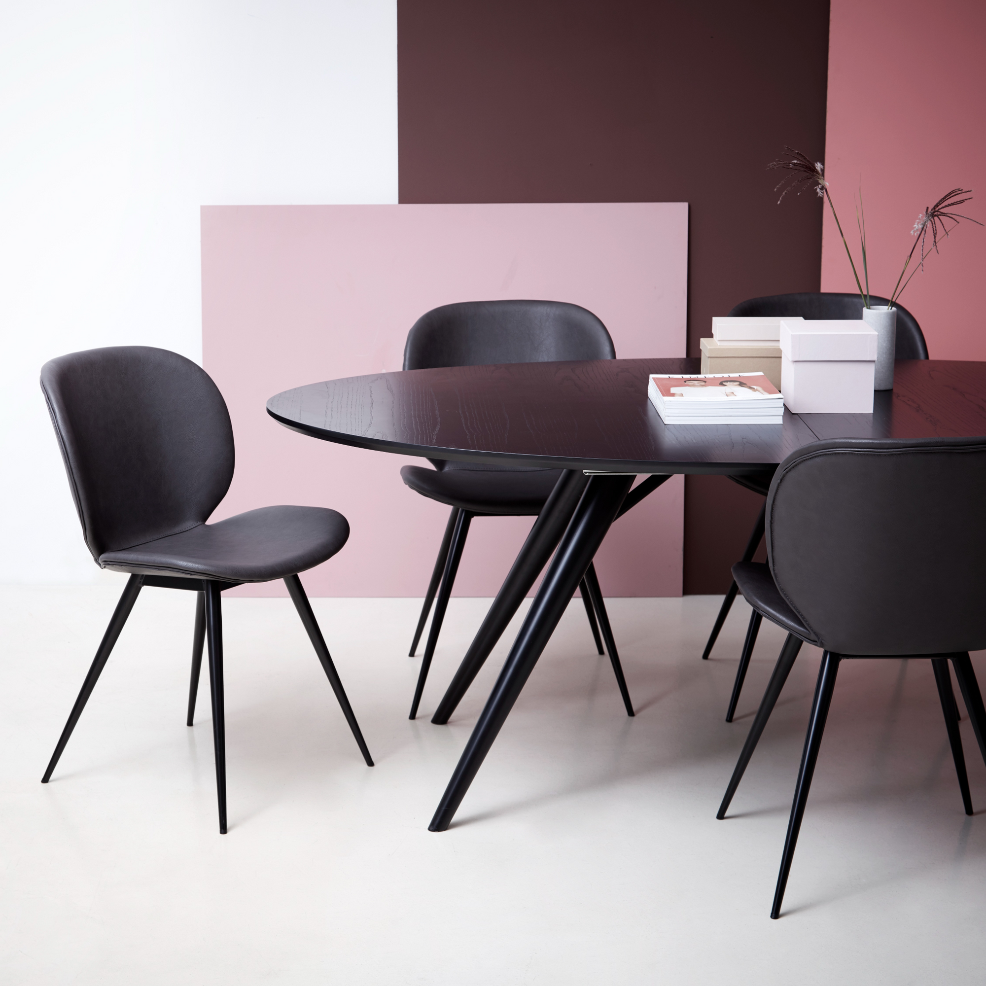 SVEA | כיסא מרופד בבד דמוי עור בשילוב רגלי מתכת