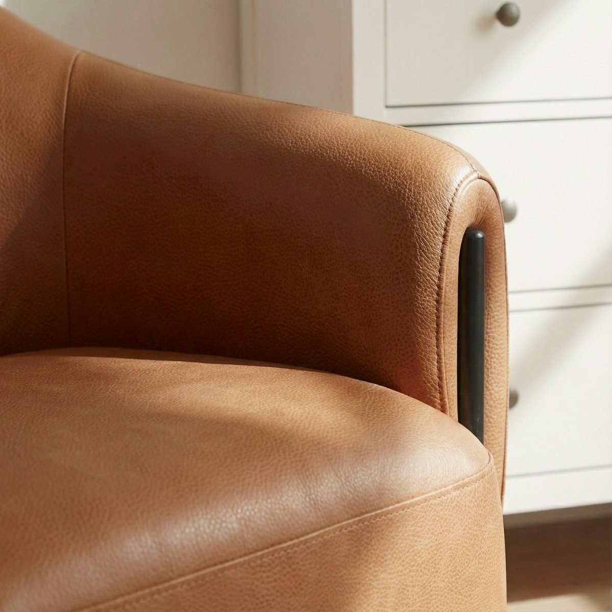 RAGINO | כורסת רטרו מרופדת בבד עור בשילוב מתכת - KUALA