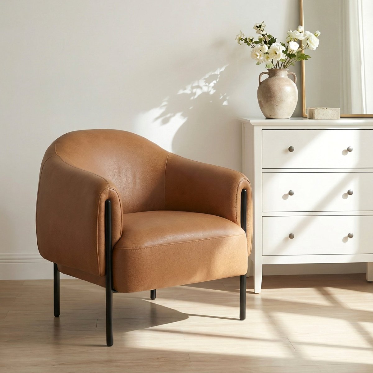 RAGINO | כורסת רטרו מרופדת בבד עור בשילוב מתכת - KUALA