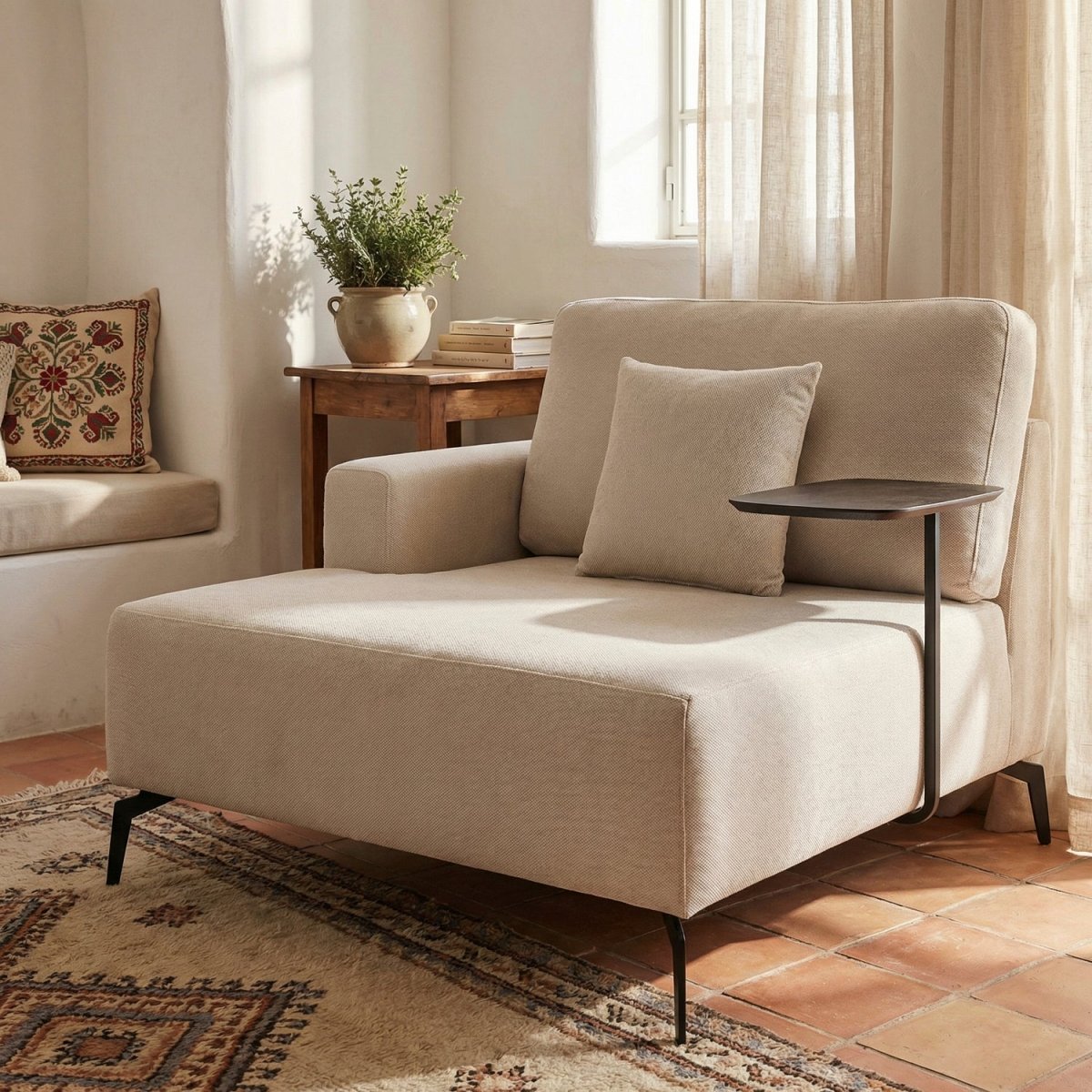 RAGNAR | כורסת שזלונג מרופדת בבד אריג עם מגש עץ - KUALA