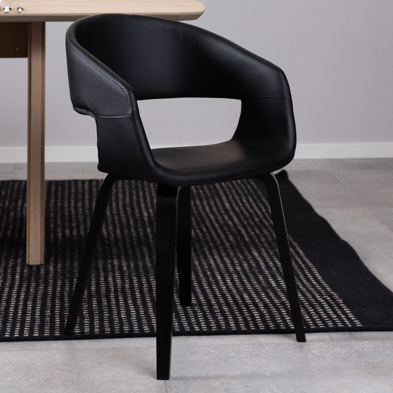 BOLDO | כיסא מרופד בבד דמוי עור בשילוב רגלי עץ - KUALA