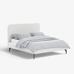 LEGACY | מיטה מרופדת בבד בוקלה ומעוצבת בקווים מעוגלים ורכים