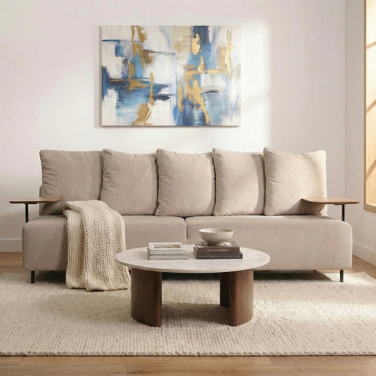 ULFIL | ספה תלת מושבית מודרנית מרופדת בבד אריג עם מגשי עץ - KUALA