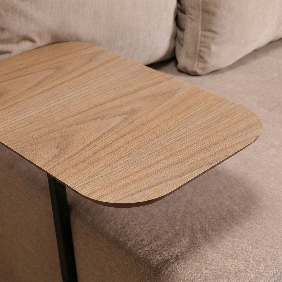 ULFIL | ספה תלת מושבית מודרנית מרופדת בבד אריג עם מגשי עץ - KUALA