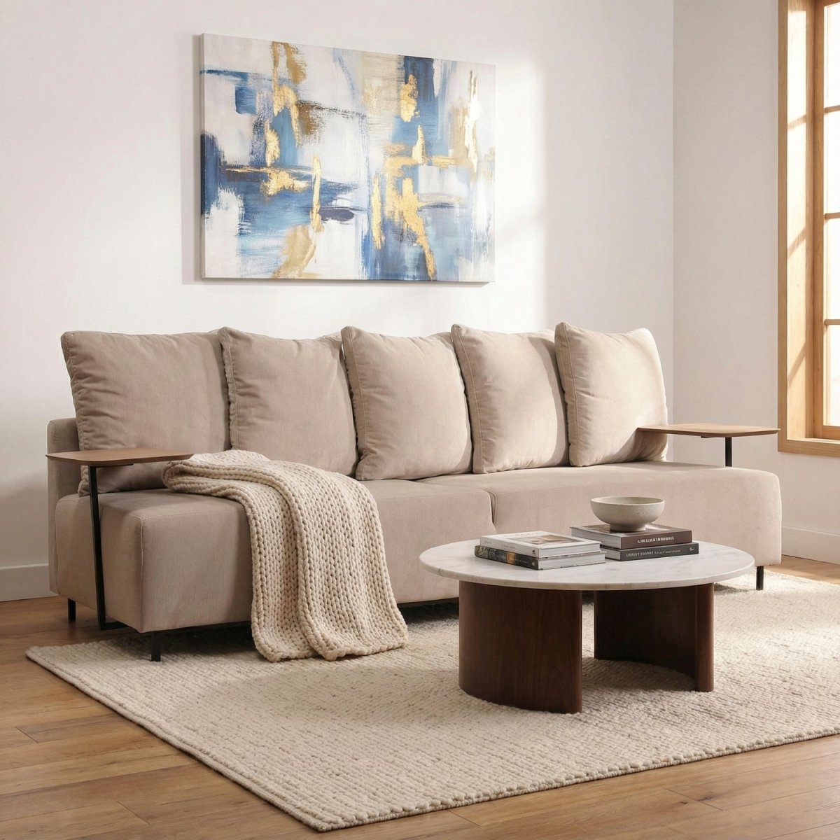 ULFIL | ספה תלת מושבית מודרנית מרופדת בבד אריג עם מגשי עץ - KUALA