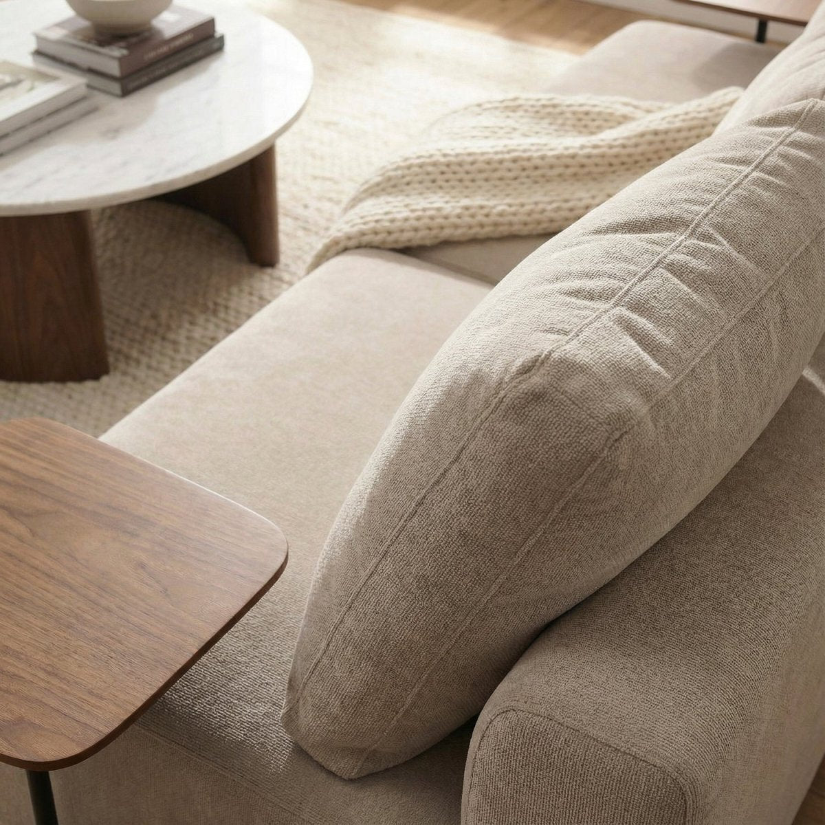 ULFIL | ספה תלת מושבית מודרנית מרופדת בבד אריג עם מגשי עץ - KUALA