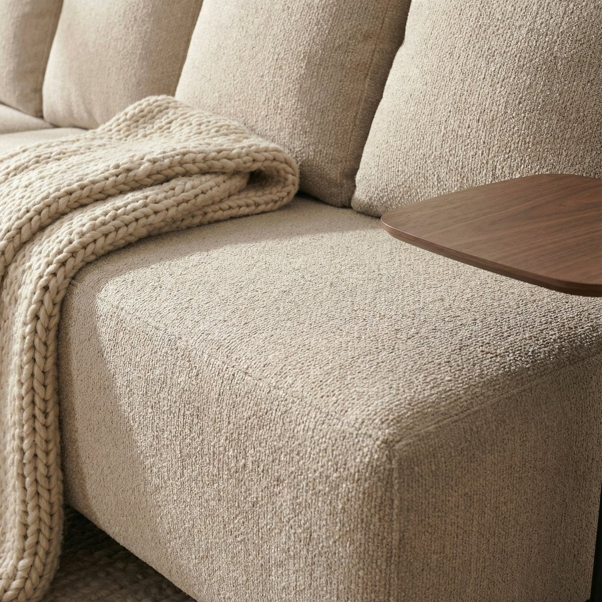 ULFIL | ספה תלת מושבית מודרנית מרופדת בבד אריג עם מגשי עץ - KUALA