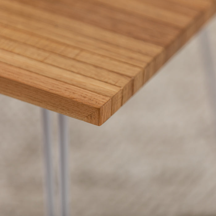 KLOVER | שולחן מעוצב עשוי סטריפים של עץ אלון, ועם רגלי סיכה לבנות