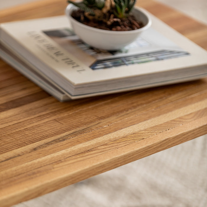KLOVER | שולחן מעוצב עשוי סטריפים של עץ אלון, ועם רגלי סיכה לבנות