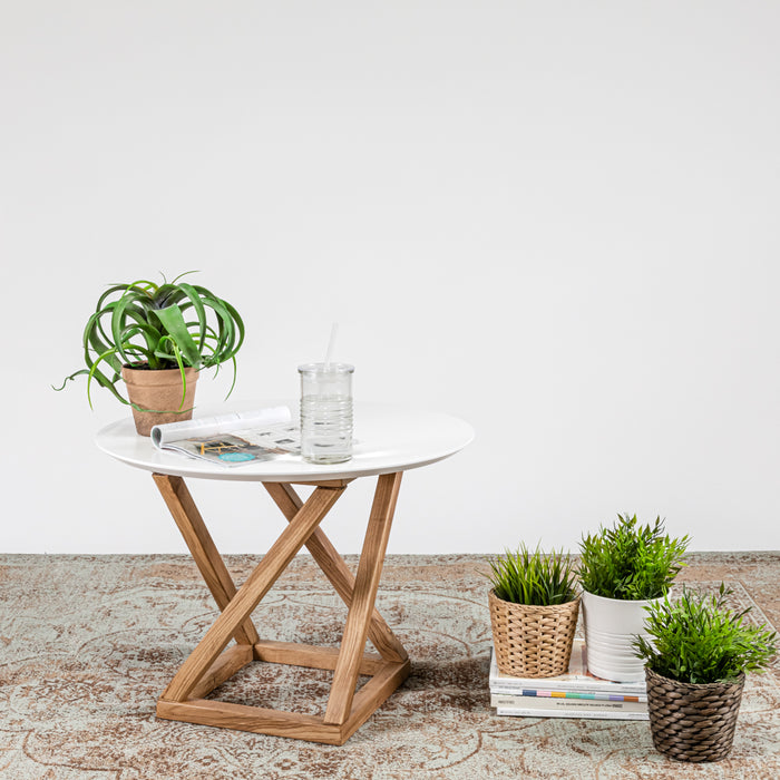 שולחן צד מעוצב עם משטח עגול ומעמד עץ גיאומטרי