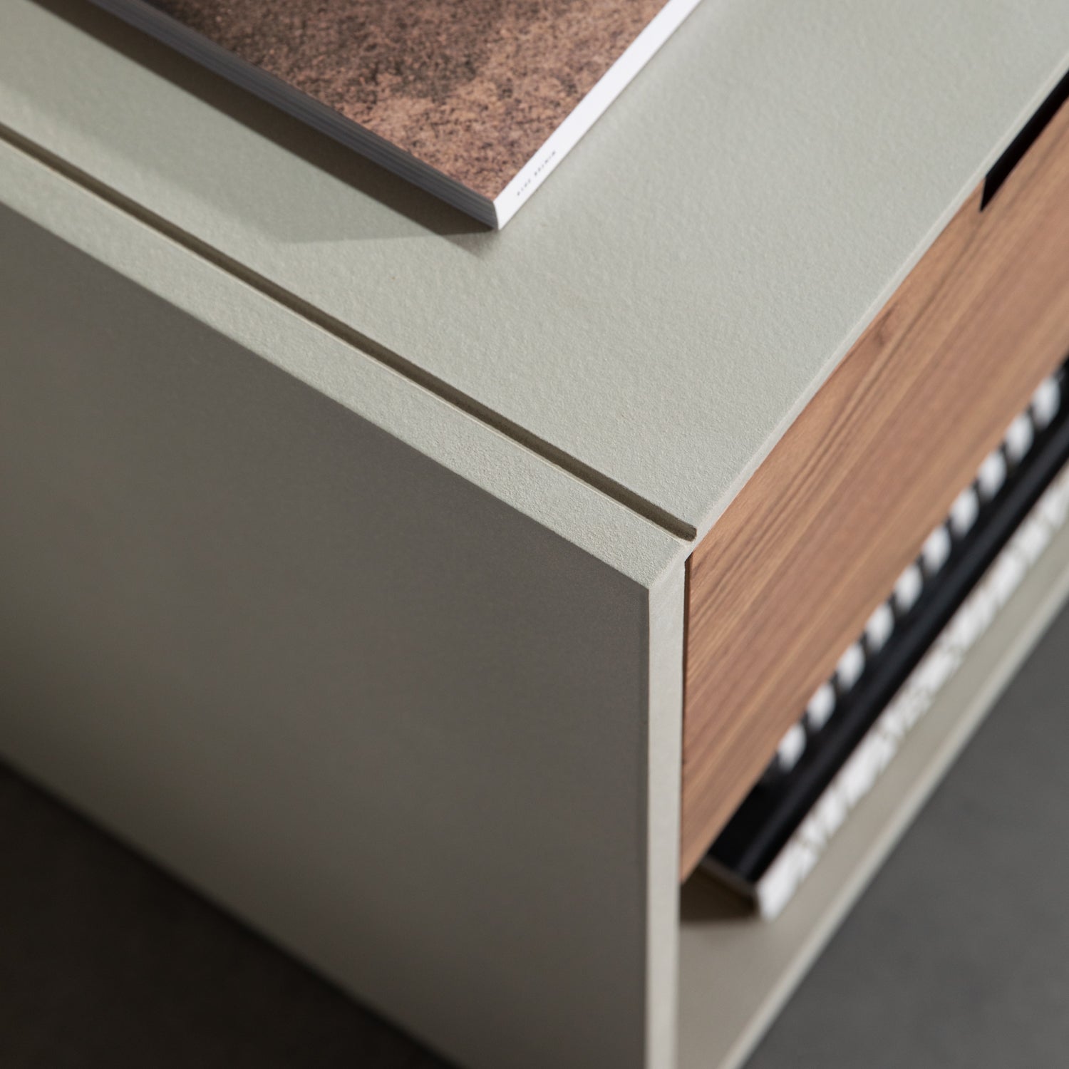 KLEE NIGHTSTAND | שידת לילה משולבת פורמיקה דמוי בטון ואגוז אמריקאי - KUALA