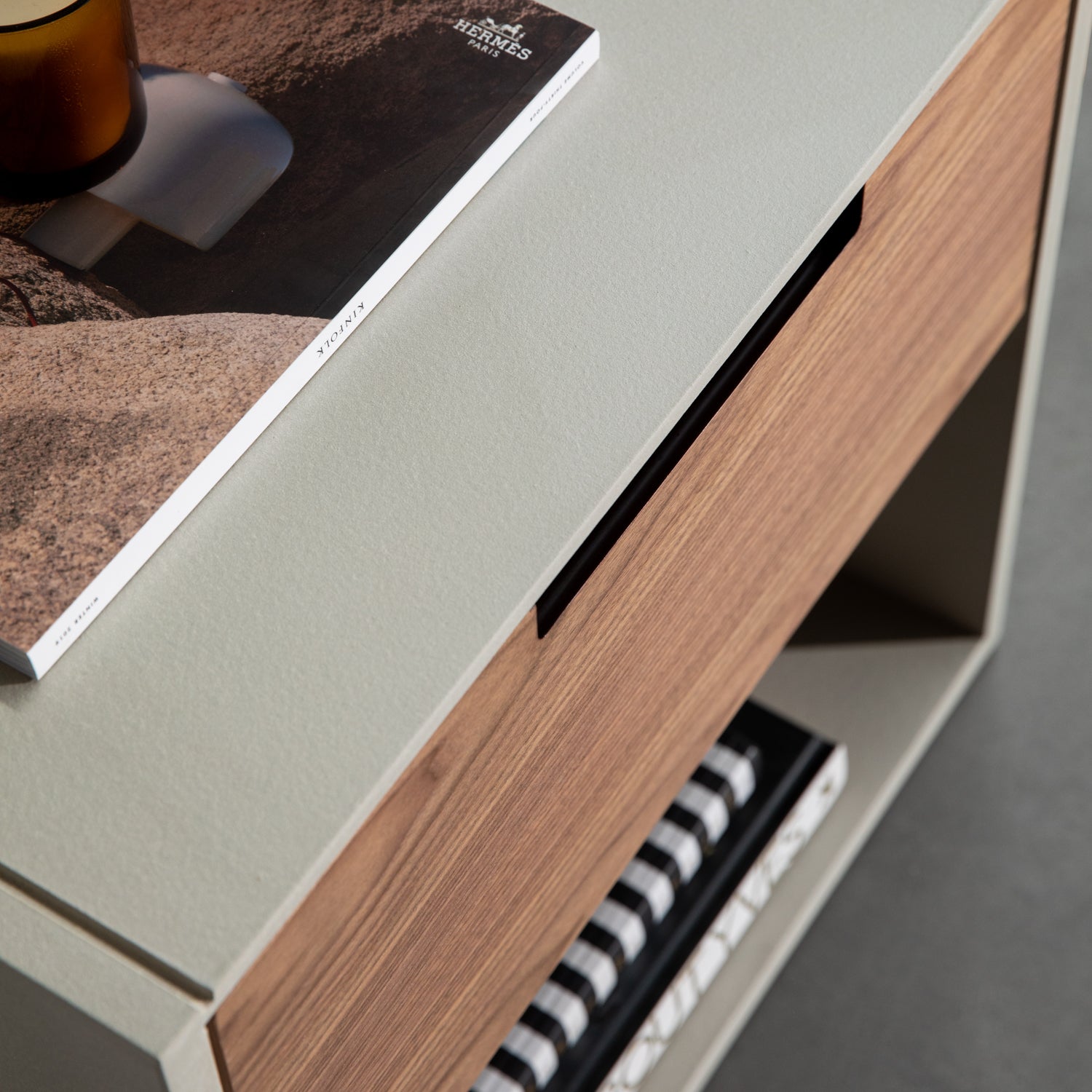 KLEE NIGHTSTAND | שידת לילה משולבת פורמיקה דמוי בטון ואגוז אמריקאי - KUALA
