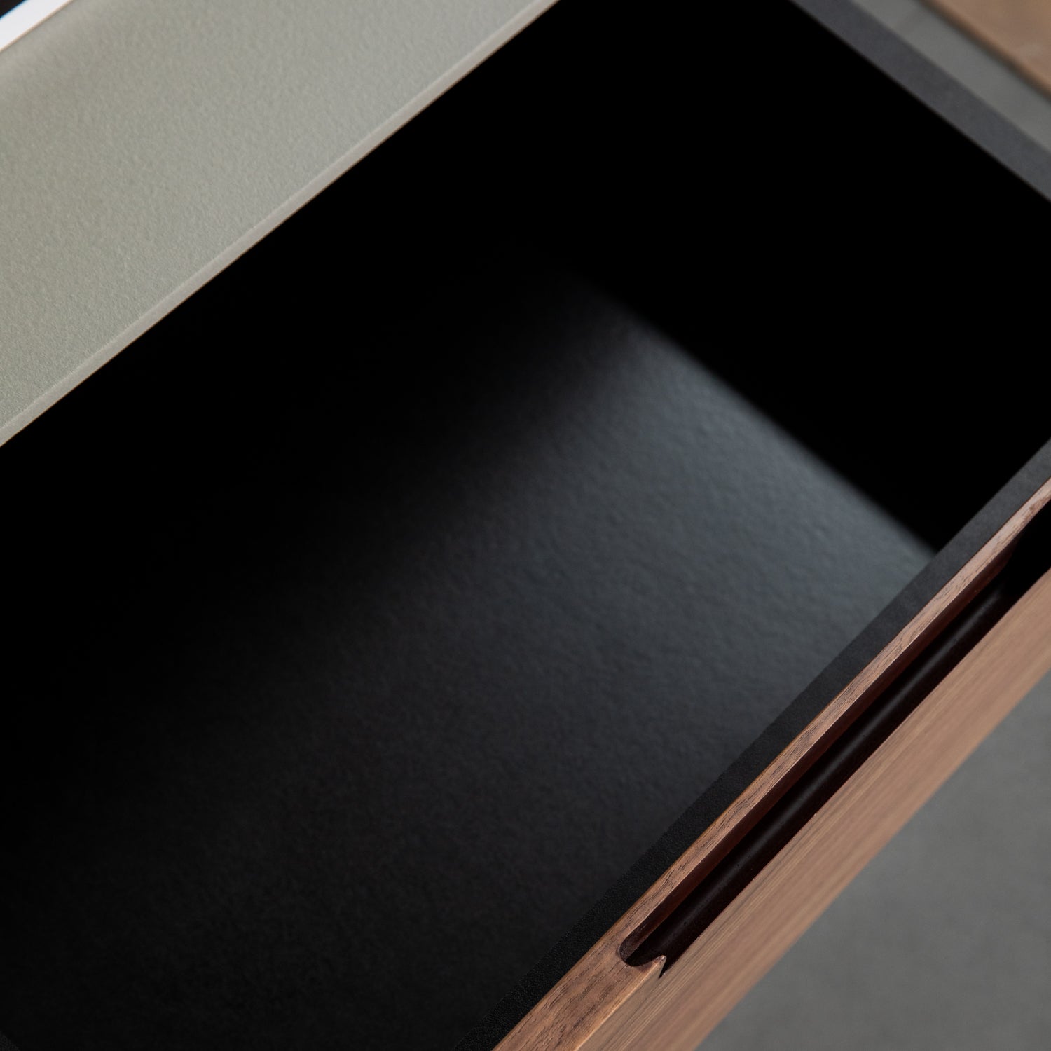 KLEE NIGHTSTAND | שידת לילה משולבת פורמיקה דמוי בטון ואגוז אמריקאי - KUALA