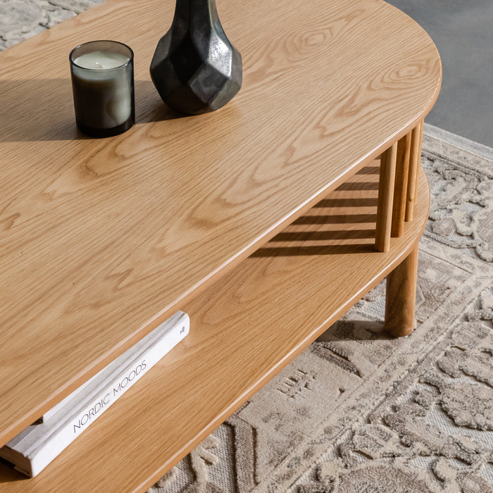 Neo | שולחן סלון מעוצב עם מדף אחסון פתוח ושלבי עץ מלא