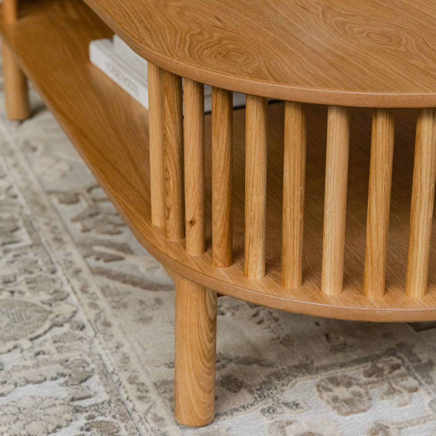 NEO | שולחן סלון מעוצב עם מדף אחסון פתוח ושלבי עץ מלא - KUALA