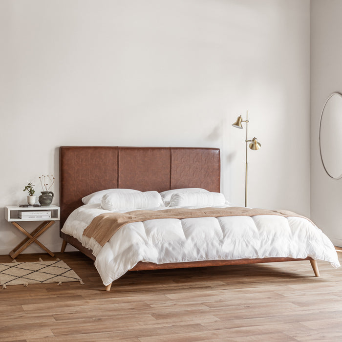 מיטה מעוצבת מעץ לביד מרופדת בבד דמוי עור קל לניקוי ברודווי 803133 בגוון חום טבק על רגלי עץ