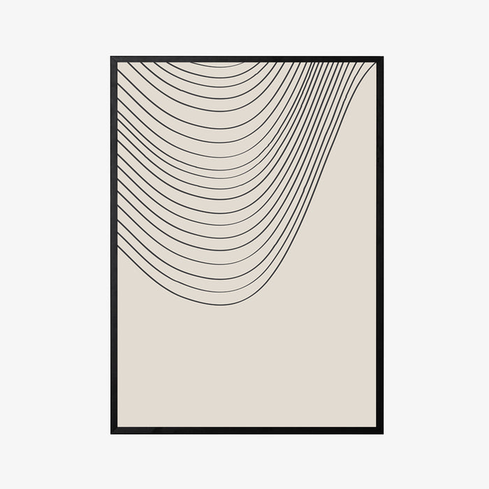 פרינט דיגיטלי על נייר מט, בסגנון אבסטרקטי בעל קווים מעוקלים בגוון שחור על גבי רקע בגוון בז ומסגרת עץ שחורה'