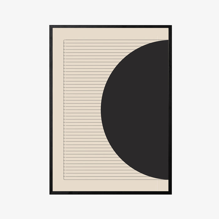 פרינט דיגיטלי של חצי עיגול שחור בצידו הימני של הפרינט עם קווים שחורים לרובו, על גבי רקע בגוון קרם עם מסגרת עץ שחורה