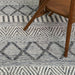 תמונה מזווית מספר 2 של המוצר ROCHER | שטיח צמר קלוע בגווני אפור שמנת
