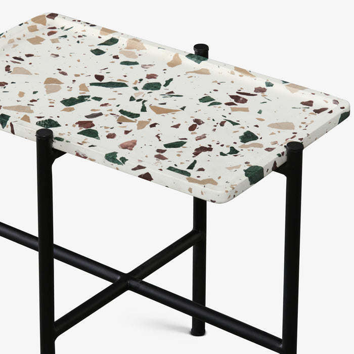 ELIO | שולחן צד מלבני משיש טרצו בשילוב רגלי ברזל מעוצבות