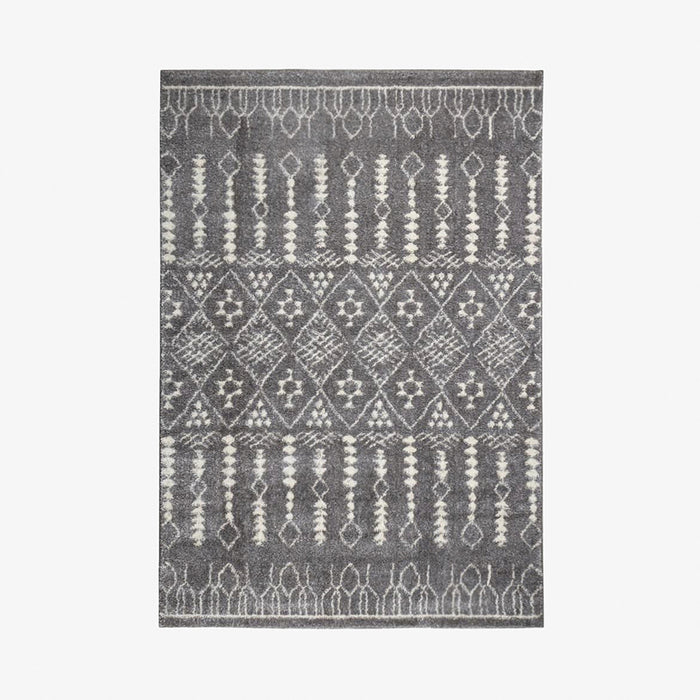 שטיח סמי שאגי מפוליאסטר בגוון אפור עם דוגמא גיאומטרית שבטית בגוון שנהב