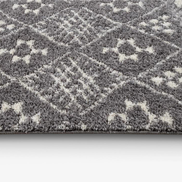 YUKA | שטיח אקלקטי עם עיטורים