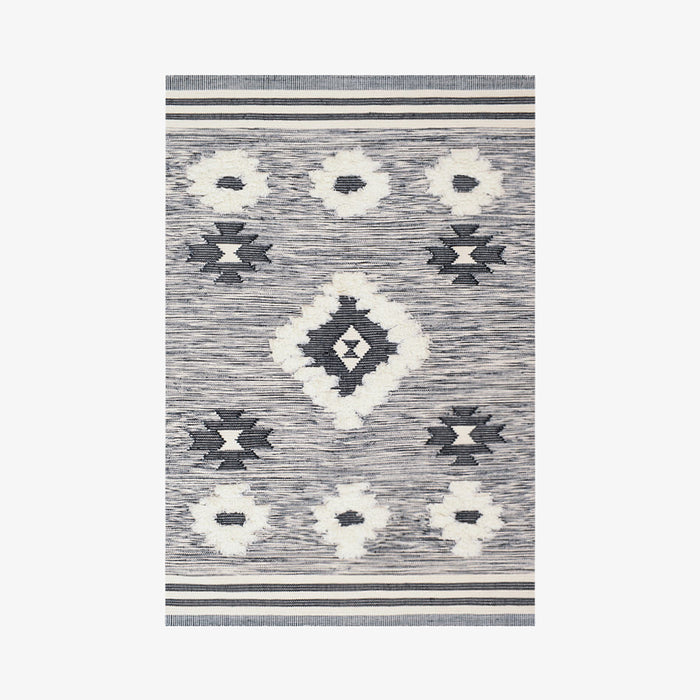  שטיח צמר בדוגמאת תיפורים גיאומטריים בגווני אפור ושמנת עם גדילים