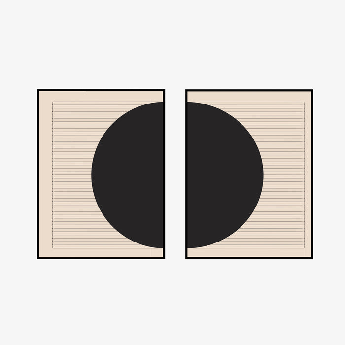 זוג פרינטים דיגיטליים של חצאי עיגול שחורים שיחד יוצרים עיגול שלם וקווים שחורים על גבי רקע בגוון קרם במסגרת עץ שחור
