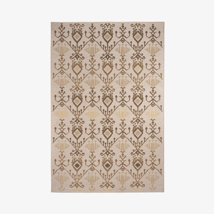 שטיח באריגה שטוחה בשני גבהים, עשוי  צמר בשילוב ויסקוזה בגוונים טבעיים של בז', קרם וחום עם דוגמאות בסגנון אוריינטלי בולטות מעל לפני השטח