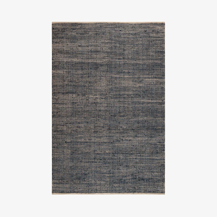 שטיח יוטה בשילוב כותנה, ארוג בלולאות רחבות בדוגמאת שתי וערב בגוון טבעי בשילוב כחול מעושן
