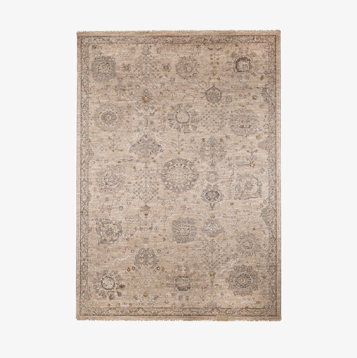 שטיח פוליאסטר עם הדפס אתני מעט דהוי בגוונים של אפור, בז' וחום