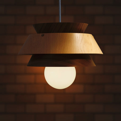 מעבר לעמוד מוצר Anker | מנורת תליה עם אהיל מעץ בגווני אלון טבעי ואגוז