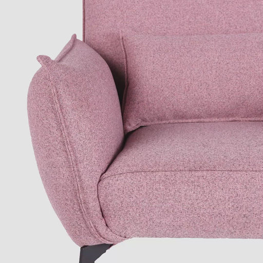 מעבר לעמוד מוצר FALLON | כורסא מעוצבת בגוון ורוד