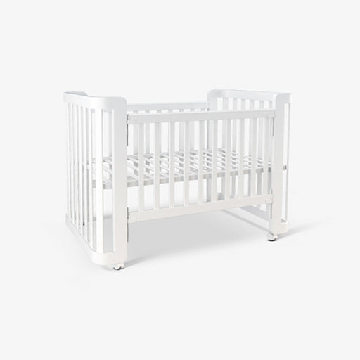 מעבר לעמוד מוצר Nico | מיטת תינוק לבנה מעוצבת בקווים מעוגלים