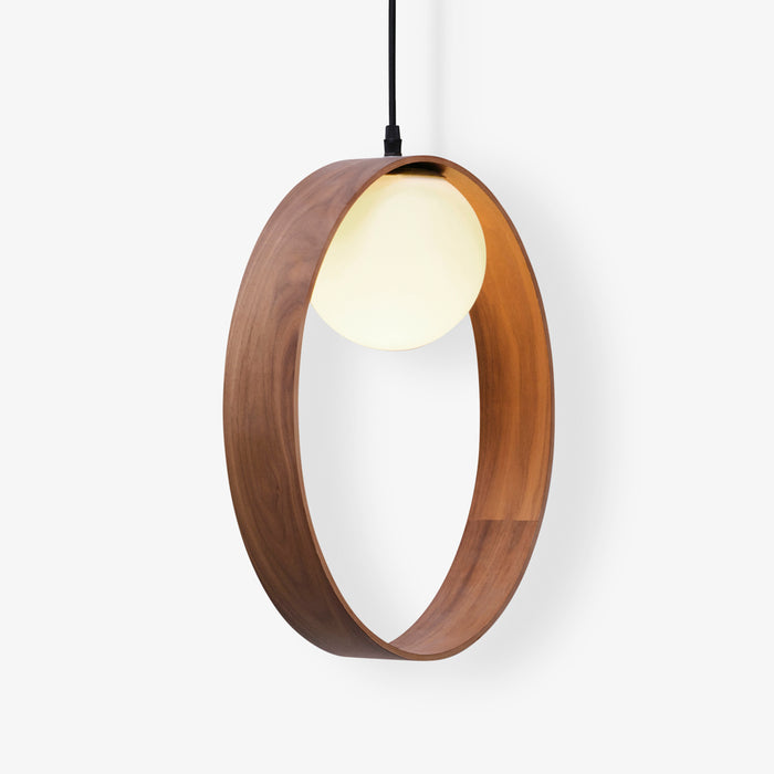 SHIRI | מנורת תליה עגולה בגוון עץ כהה
