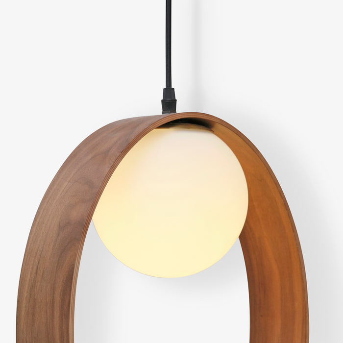 SHIRI | מנורת תליה עגולה בגוון עץ כהה