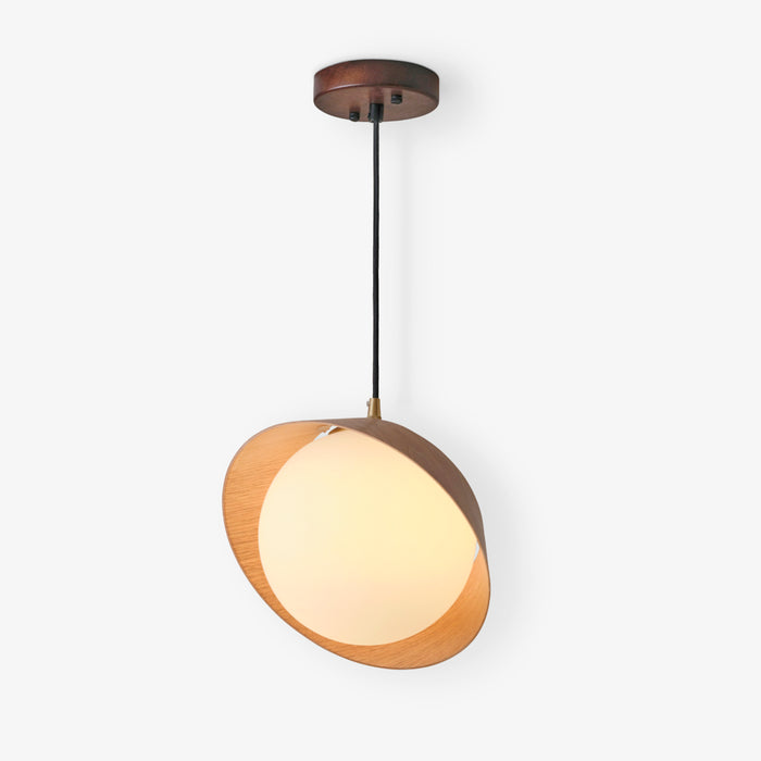 LIVA | מנורת תליה מעץ בגוון אגוז ובשילוב זכוכית