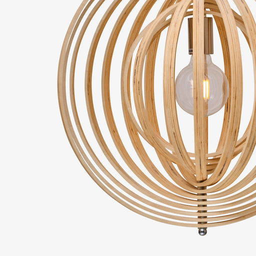 מעבר לעמוד מוצר Isolde | מנורת תליה המורכבת מחישוקים מעץ בגוון טבעי