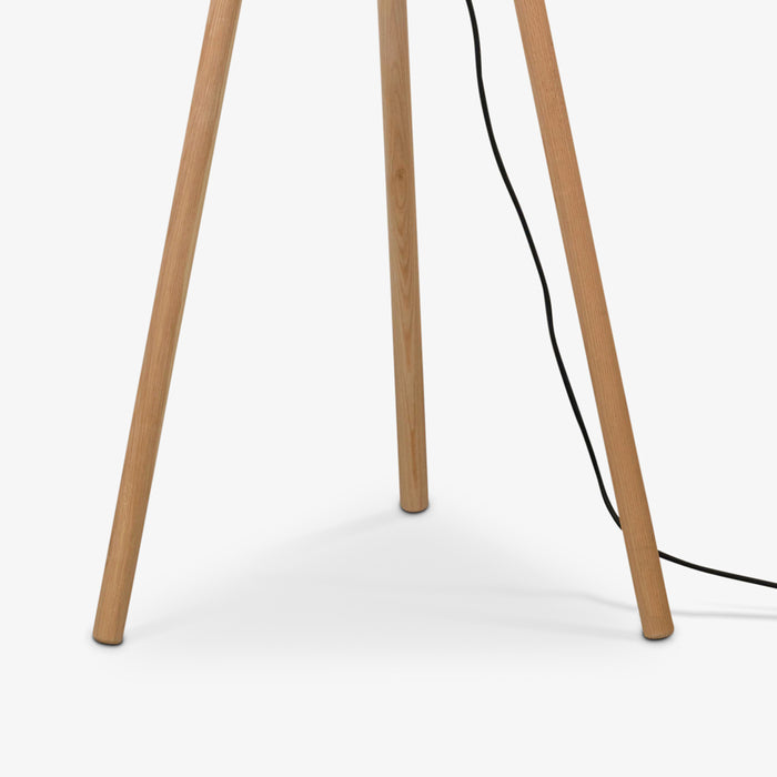 NYNNE | מנורת עמידה מעץ עם אהיל מעוצב