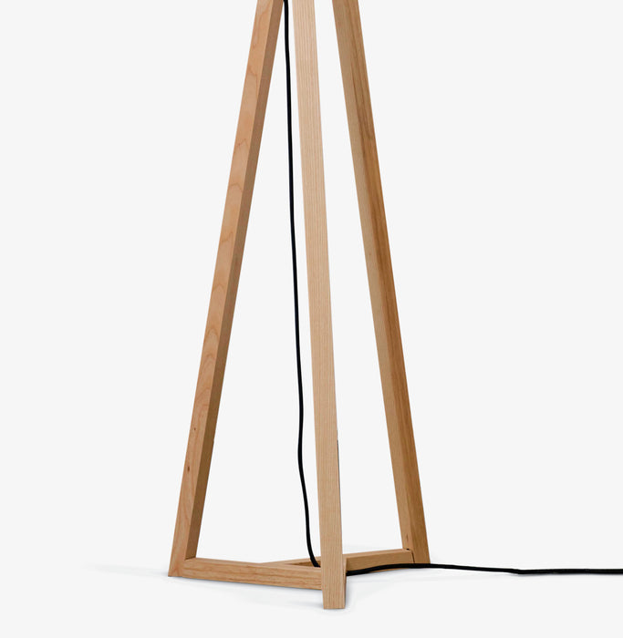 MALUKKA | מנורת עמידה בסגנון כפרי משולבת עץ מלא ואהיל בד לבן