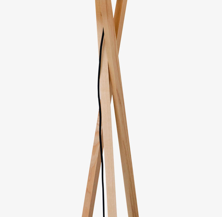MALUKKA | מנורת עמידה בסגנון כפרי משולבת עץ מלא ואהיל בד לבן