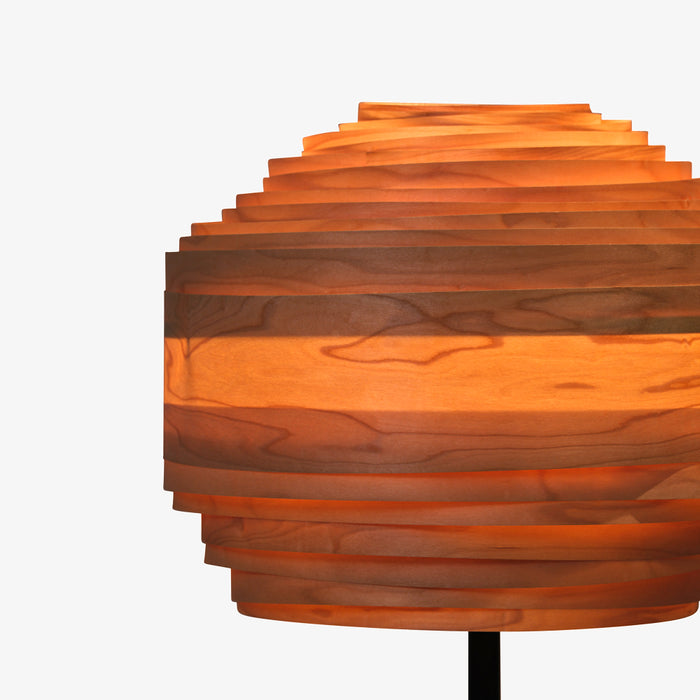 THYRA | מנורת עמידה מודרנית עם אהיל מעוצב בגווני עץ מייפל