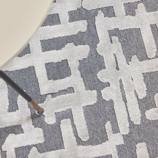 מעבר לעמוד מוצר ISHARA | שטיח מעוצב בגוון אפור