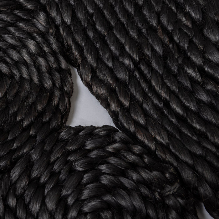 שטיח קש שחור במראה צמות קלועות
