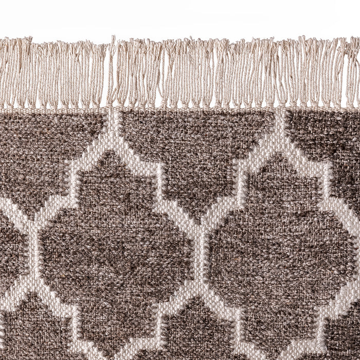 שטיח משי בעל גימור מעוצב בשוליים